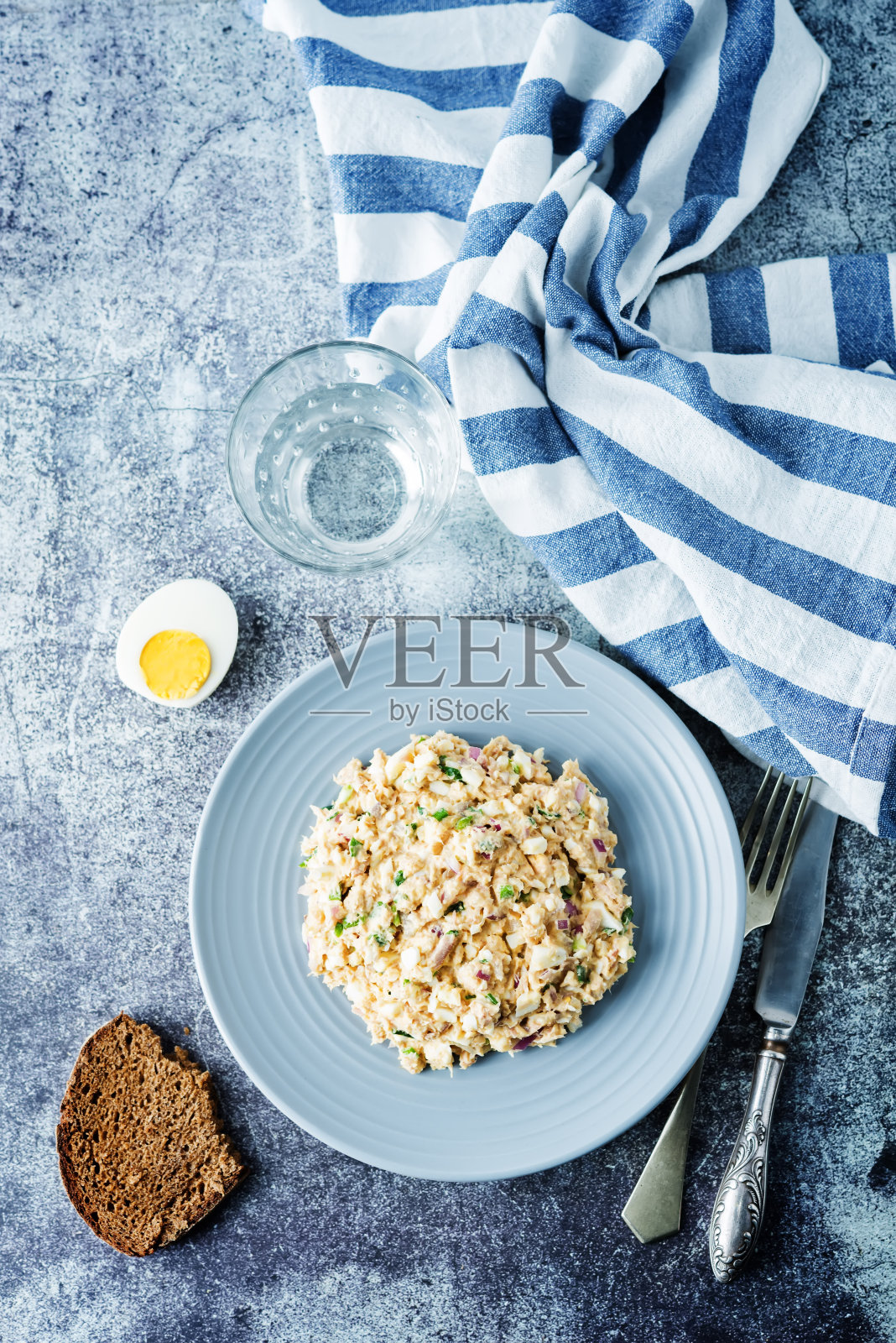 罐头金枪鱼红洋葱鸡蛋沙拉在盘子里照片摄影图片