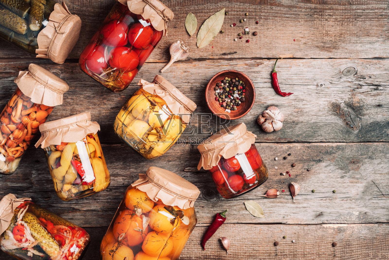 Ð黄瓜、南瓜、西红柿腌制和装罐。蔬菜保鲜的配料。健康的发酵食品概念。前视图。副本的空间。照片摄影图片