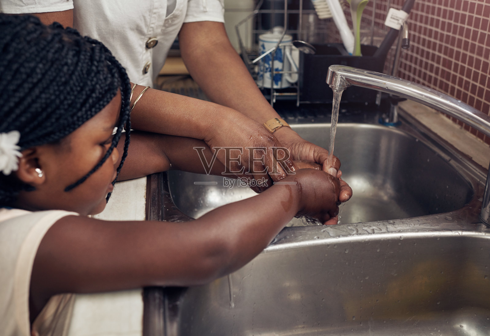 我正在教她讲究卫生的重要性照片摄影图片