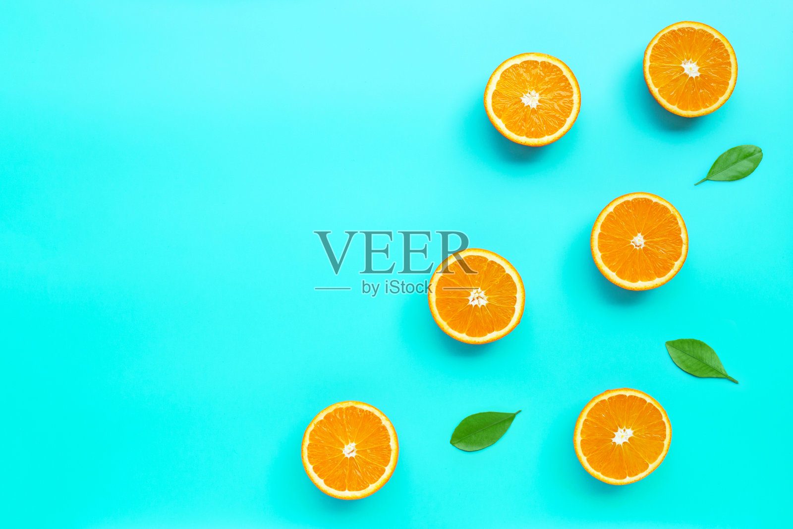 高维生素C,多汁甜。蓝色背景上的新鲜橘色水果。照片摄影图片