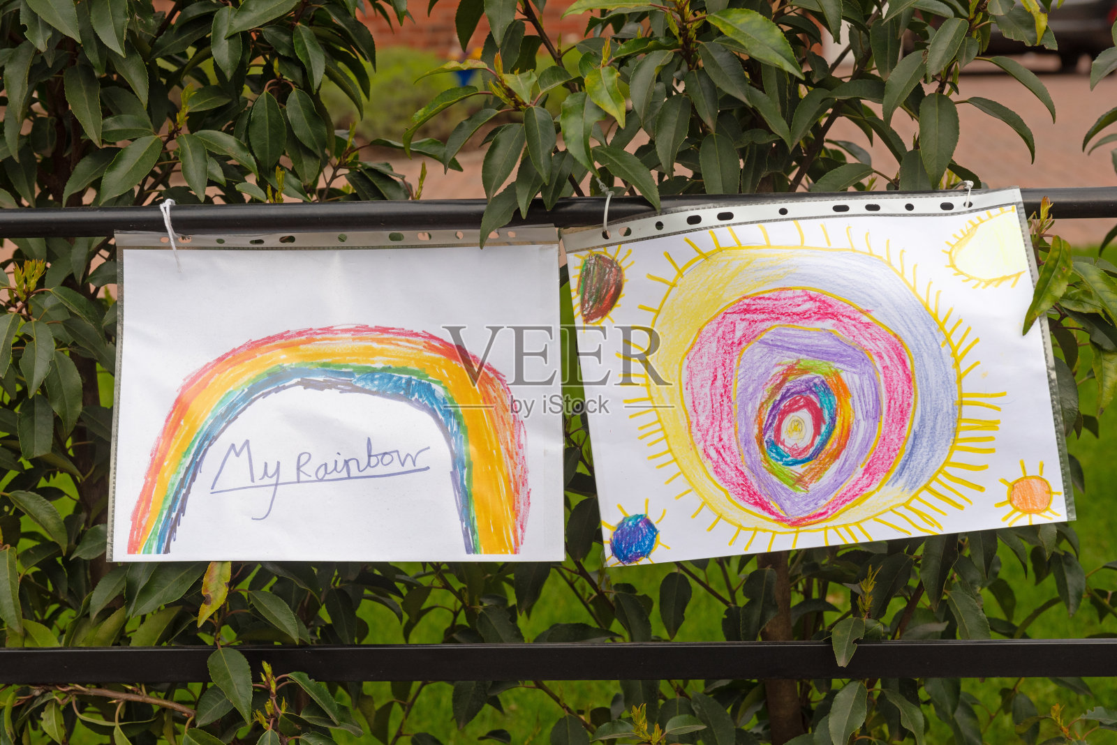 英国2019冠状病毒病期间,护栏上绘有彩虹图案。照片摄影图片