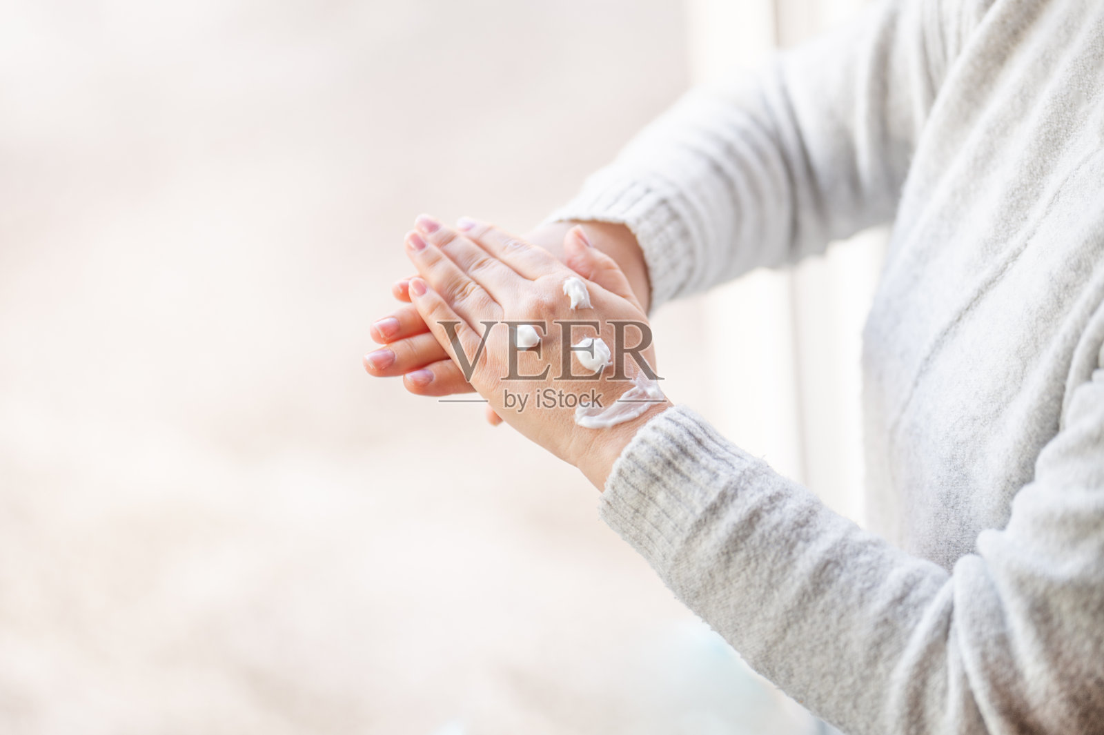 女人手上用护手霜做的笑脸照片摄影图片