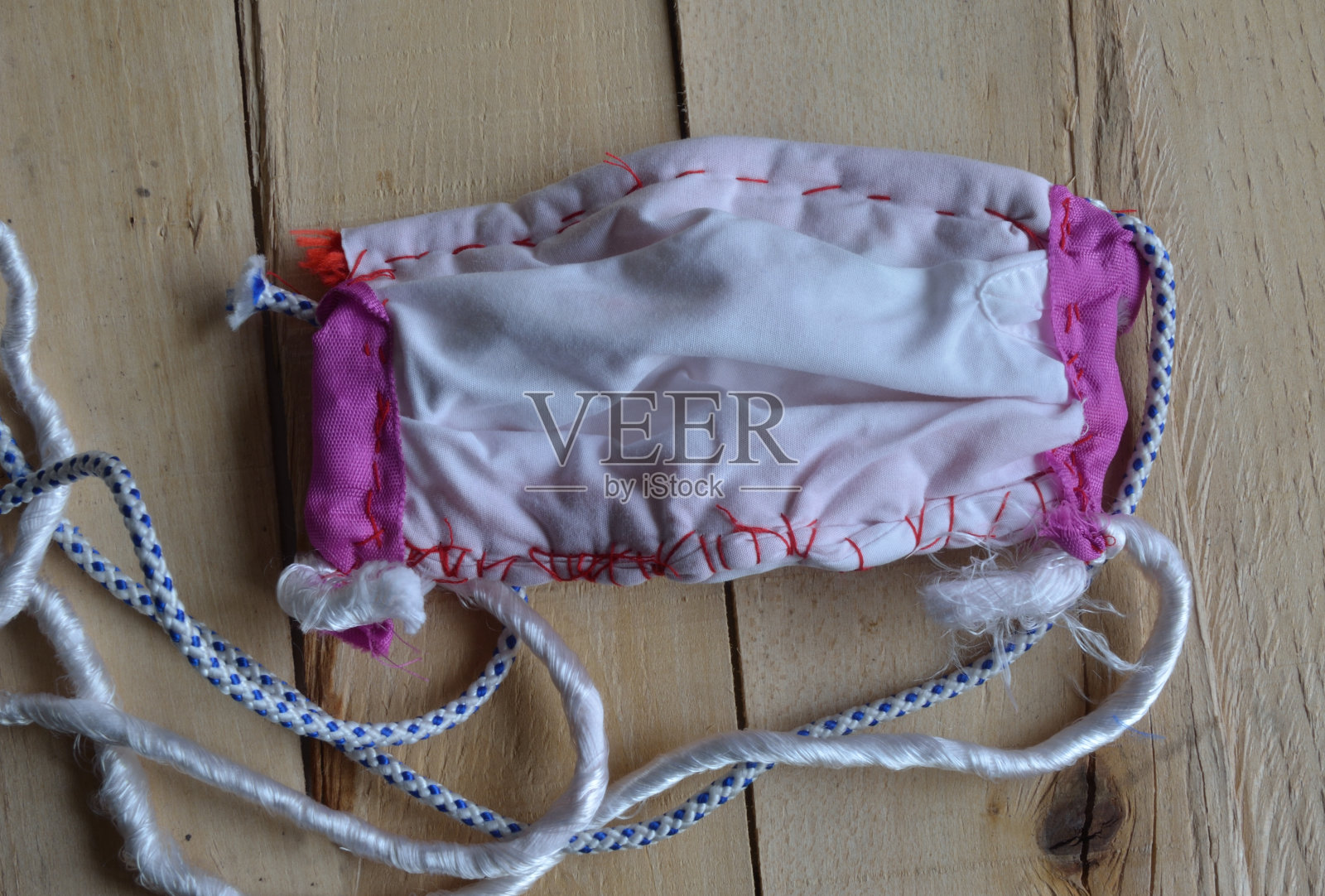 戴在木板上的自制防护口罩照片摄影图片