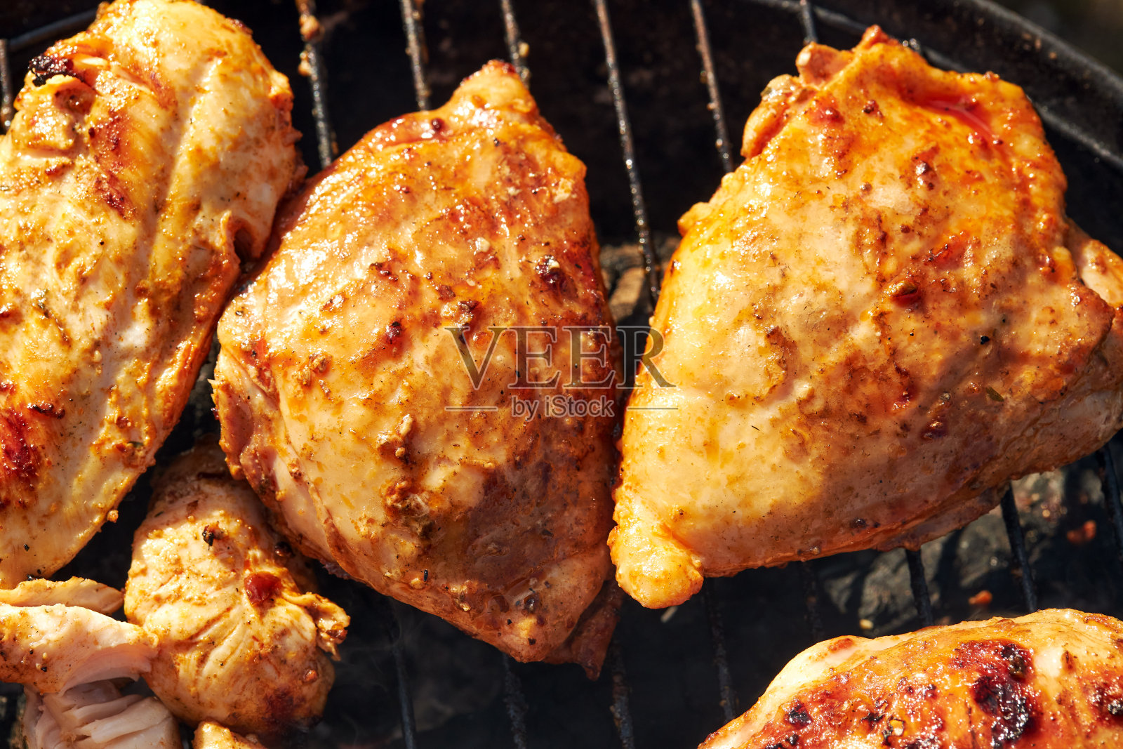 烤鸡在一个烧烤架上烧烤春天夏天的时间照片摄影图片