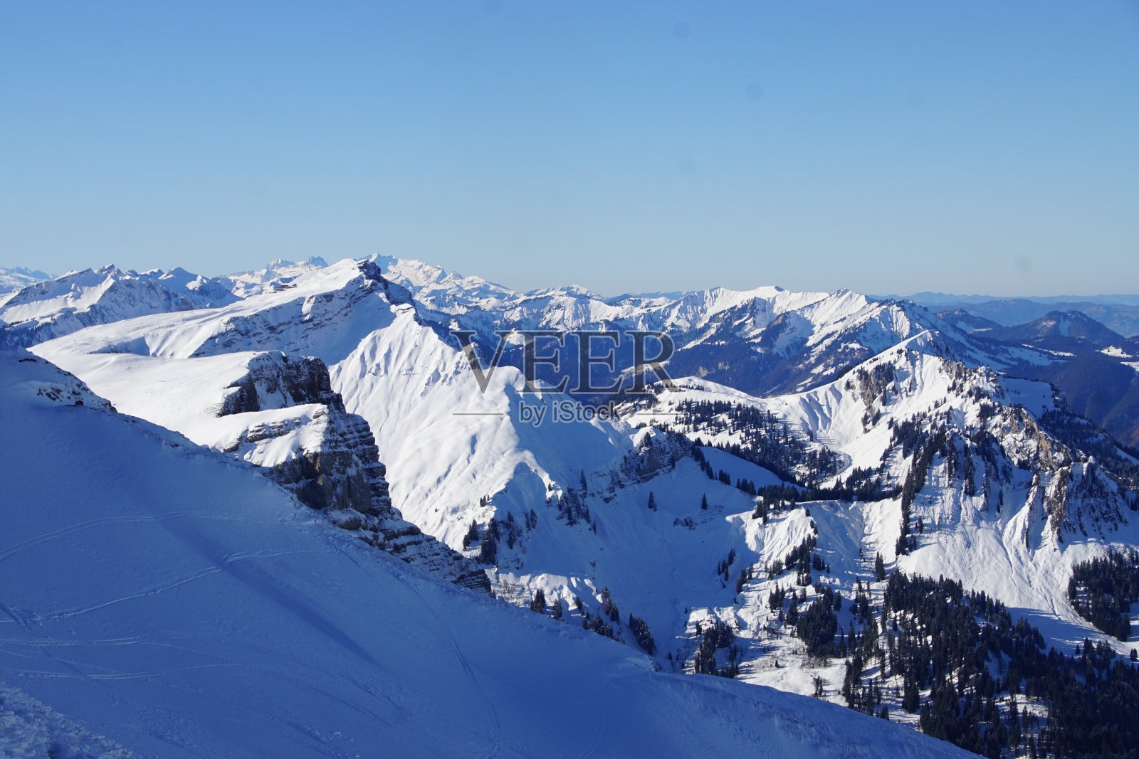 德国阿尔卑斯山南部冬季的雪景照片摄影图片