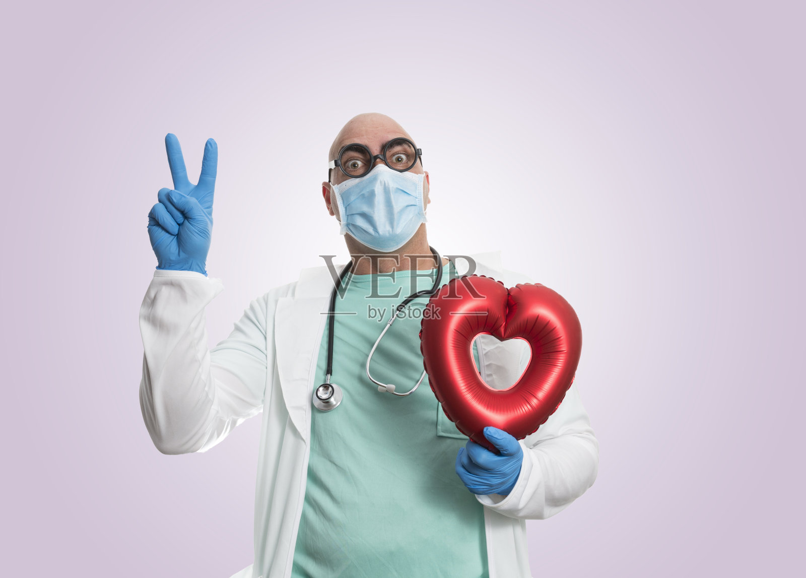 手拿爱心气球的医生照片摄影图片