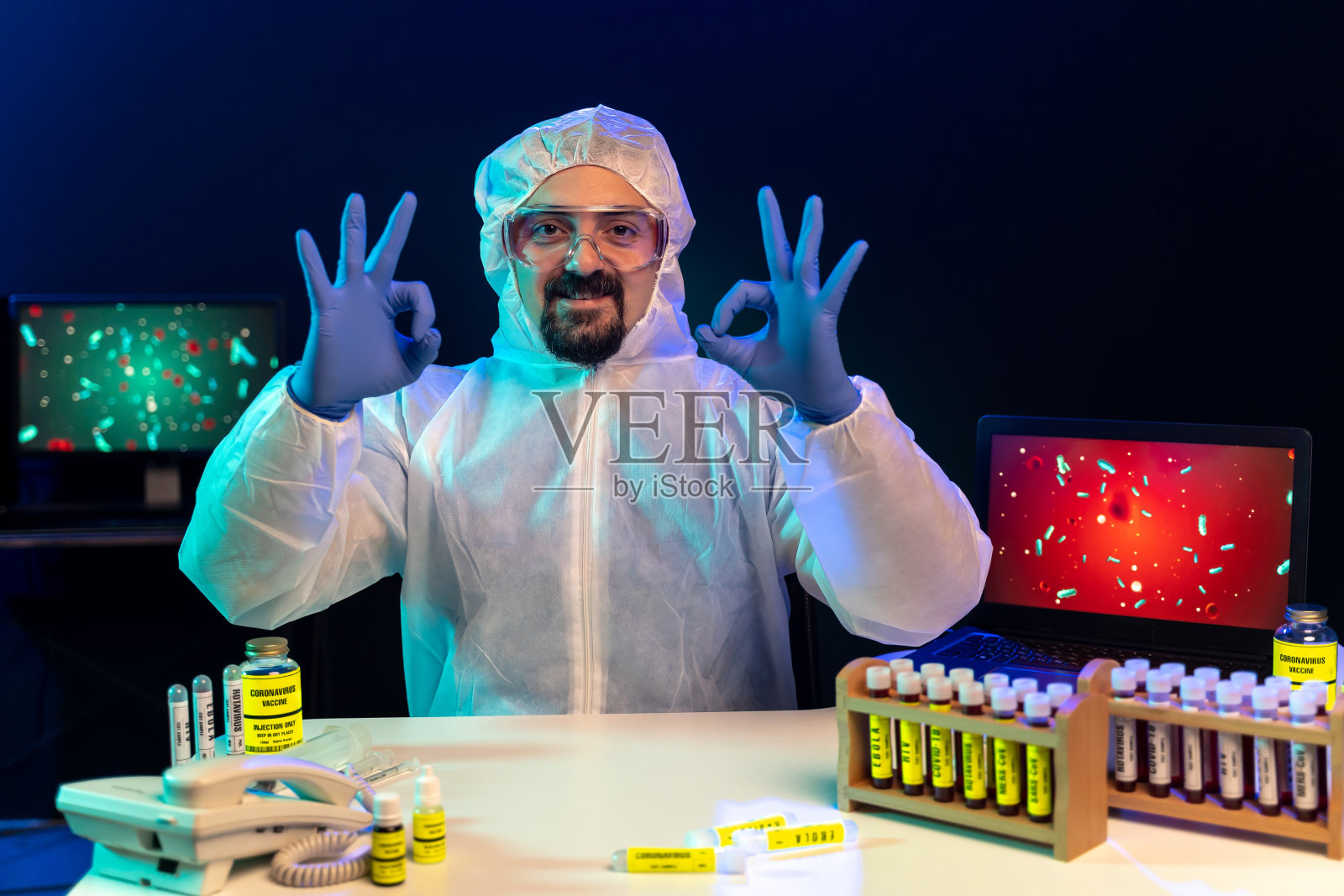 实验室科研人员双手做出OK手势,积极情绪照片摄影图片