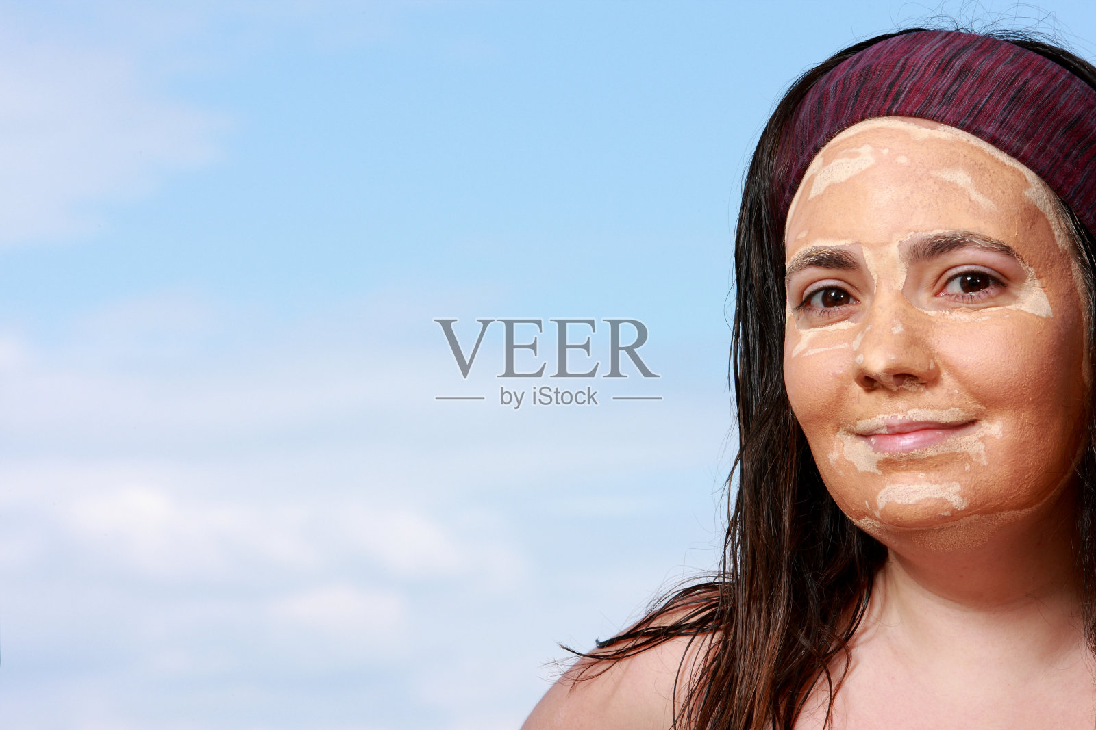 年轻女子敷面膜,呵护肌肤照片摄影图片