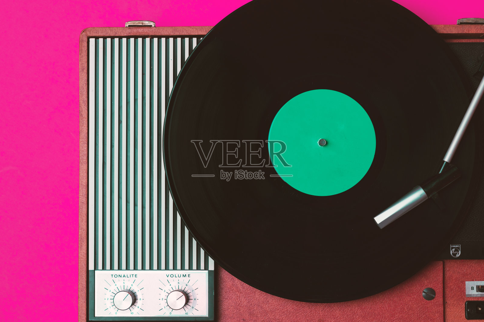 复古的乙烯基播放器和可转动的紫红色背景照片摄影图片