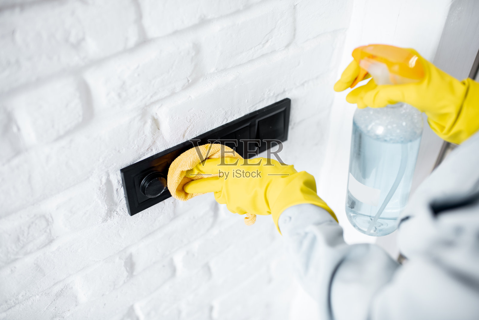 在家里打扫楼梯栏杆的妇女照片摄影图片