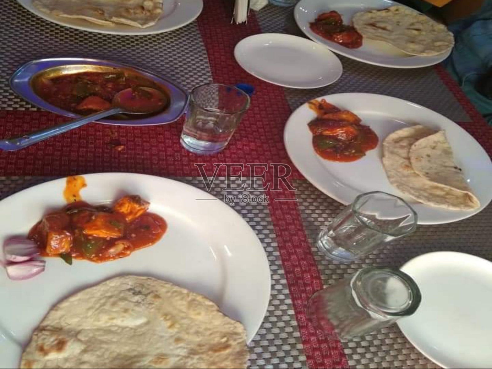 印度的晚餐和午餐是印度奶酪、辣椒和烤肉照片摄影图片