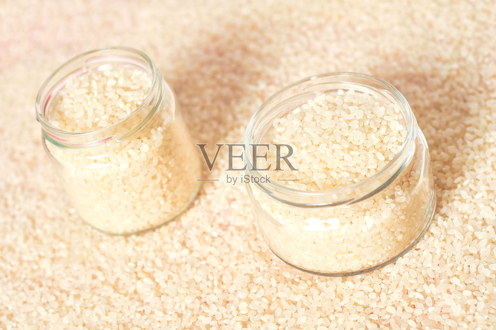 两个装满米粒的玻璃瓶照片摄影图片