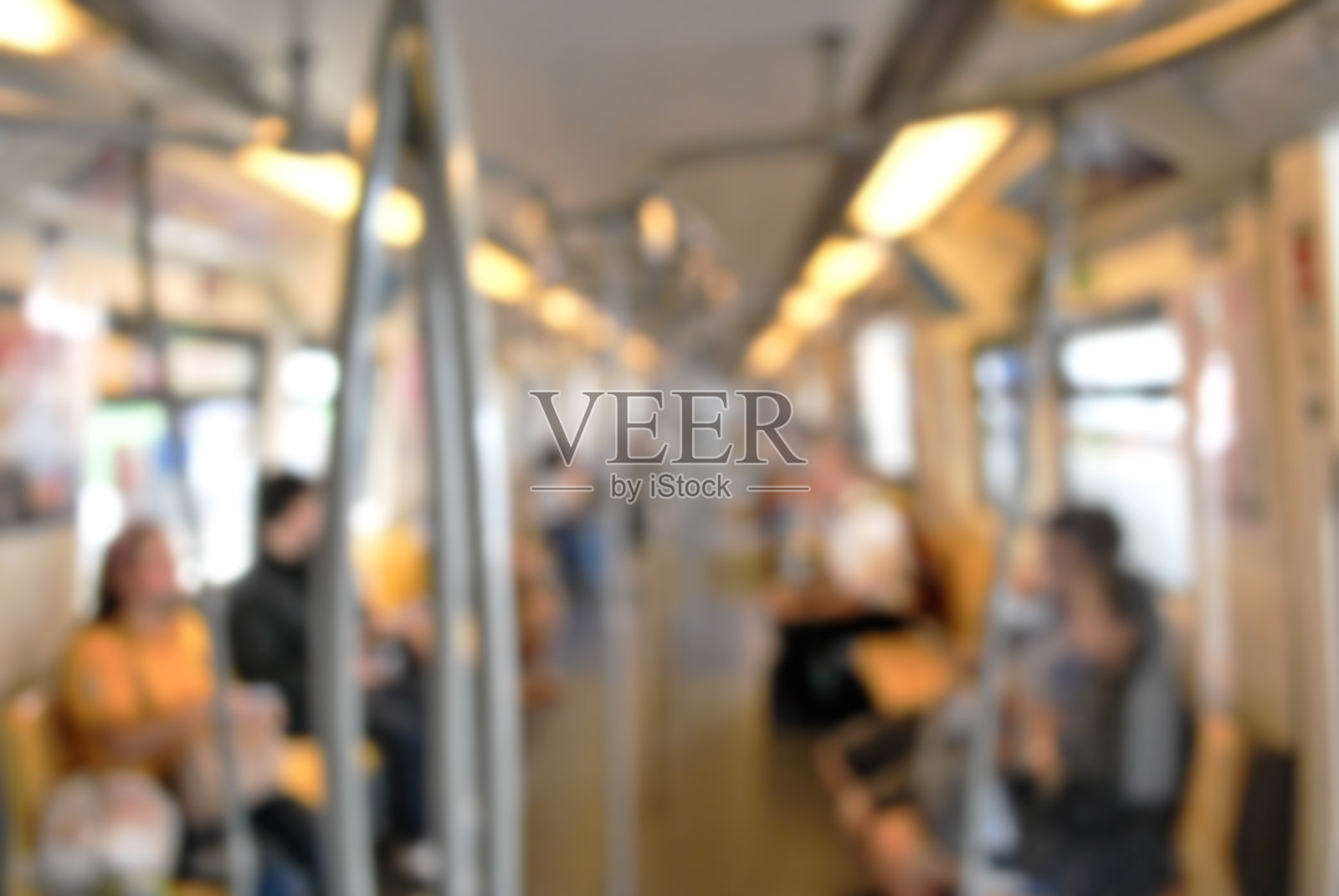 模糊的人坐在比特币里照片摄影图片