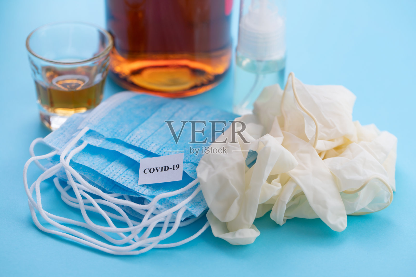 医用口罩、手套、酒精和消毒剂,蓝色背景照片摄影图片