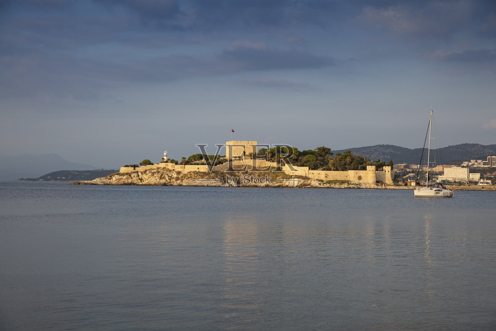 通往库萨达斯鸽子岛的道路:土耳其热门旅游目的地照片摄影图片