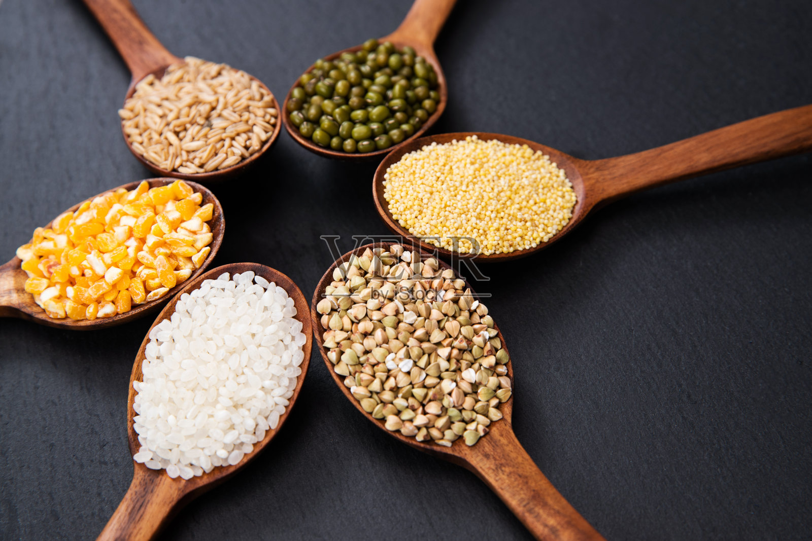 木匙盛着五谷杂粮照片摄影图片