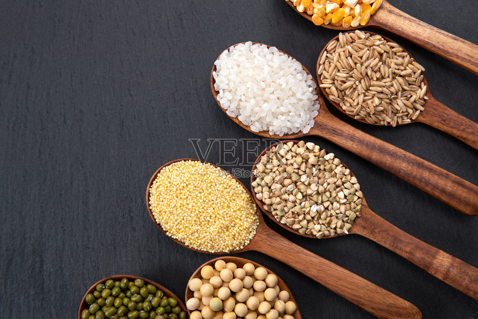 木匙盛着五谷杂粮照片摄影图片