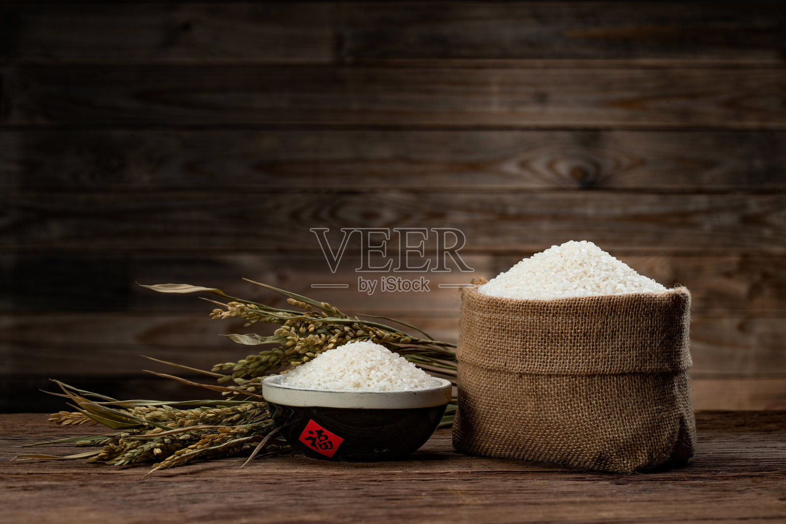 一碗大米和一袋大米照片摄影图片