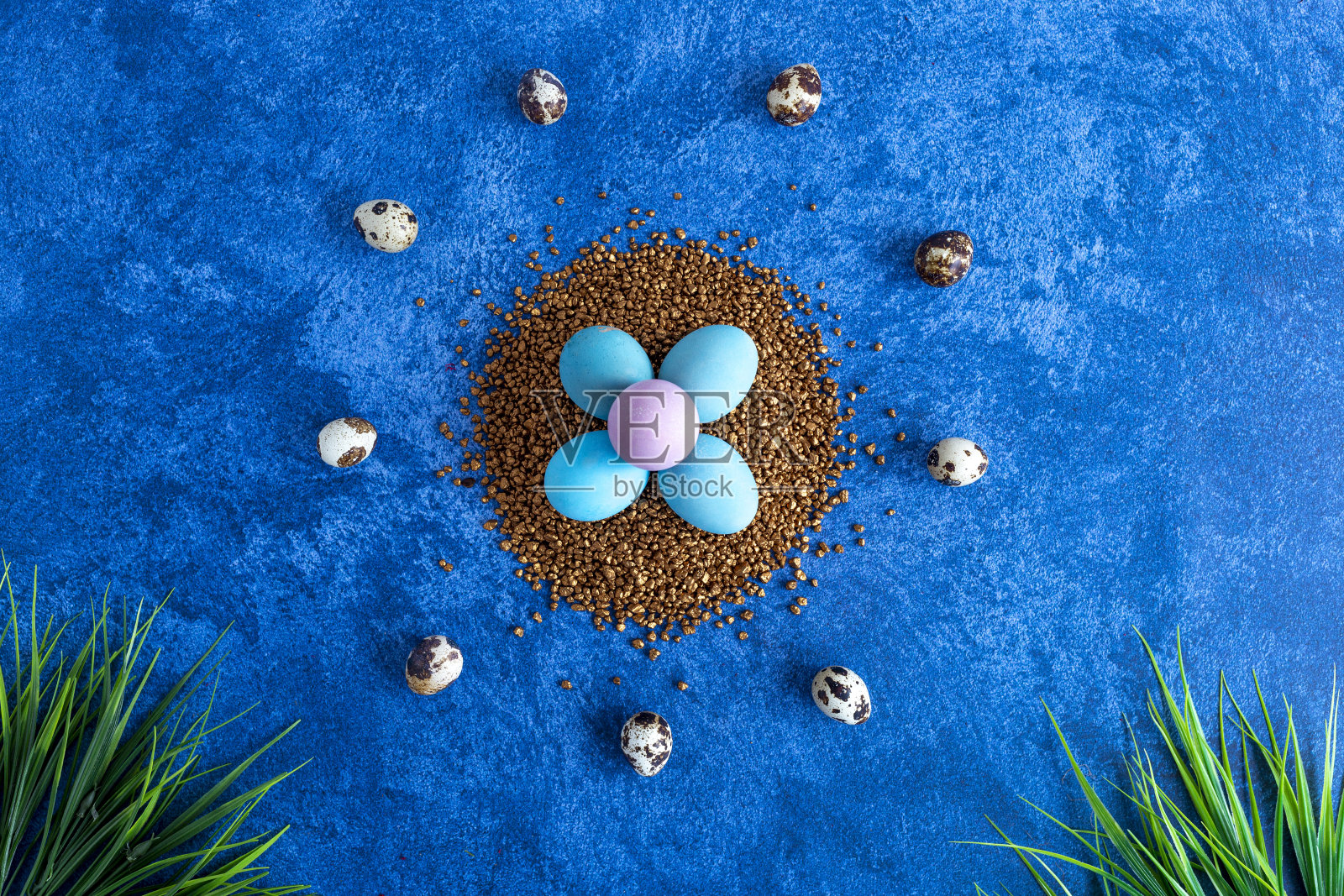 五颜六色的复活节彩蛋放在金色的装饰岩石上。深蓝色的背景。节日装饰,复活节的概念背景。照片摄影图片