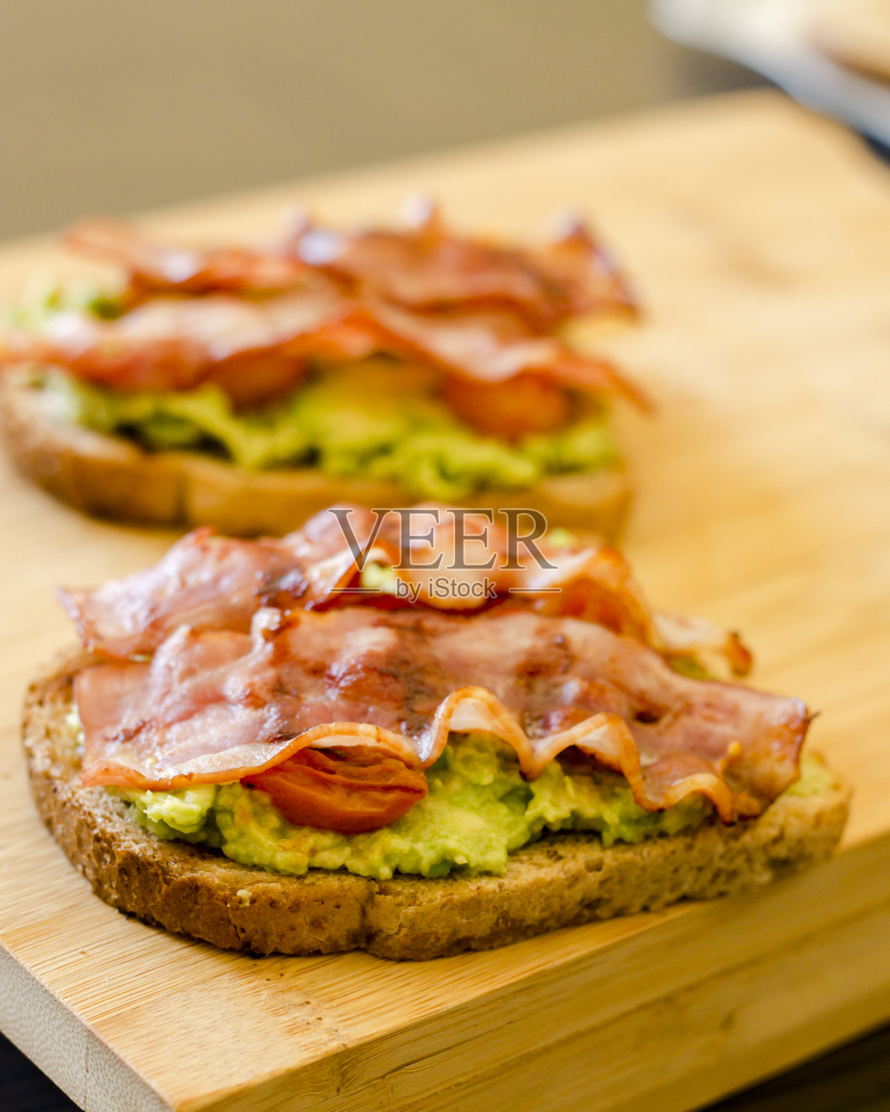 牛油果吐司配樱桃、西红柿和培根照片摄影图片