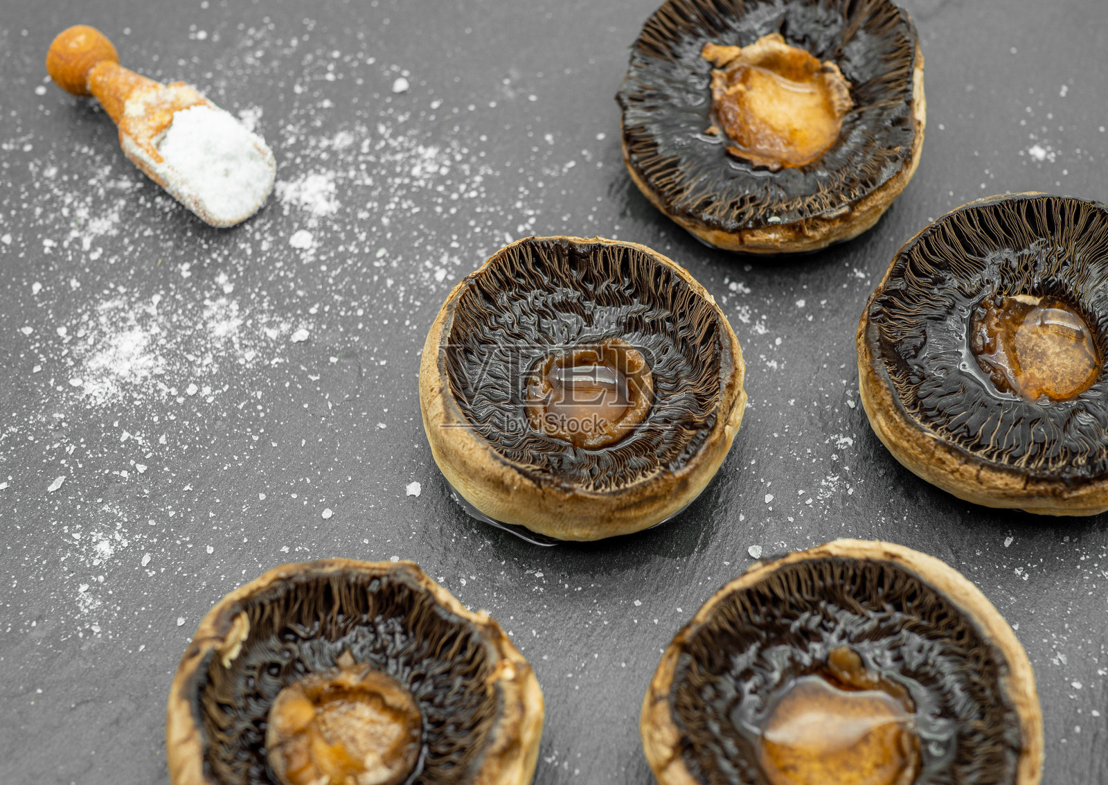 素菜炒香槟酒加盐,石板照片摄影图片