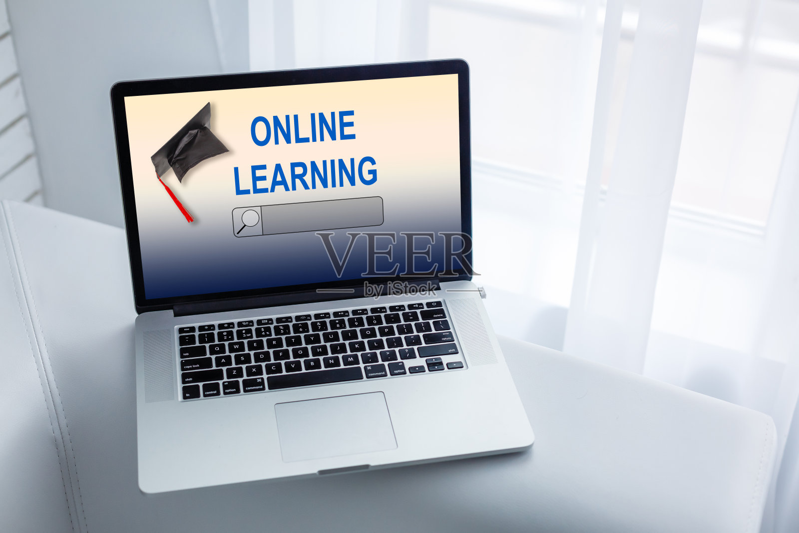 打开笔记本电脑与屏幕上的文字在线学习照片摄影图片