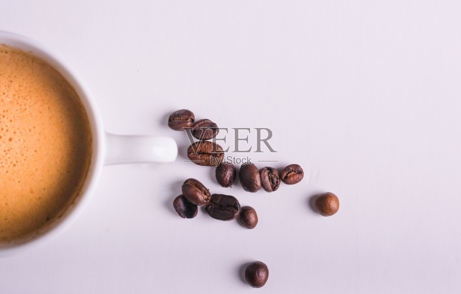 杯子和咖啡豆照片摄影图片