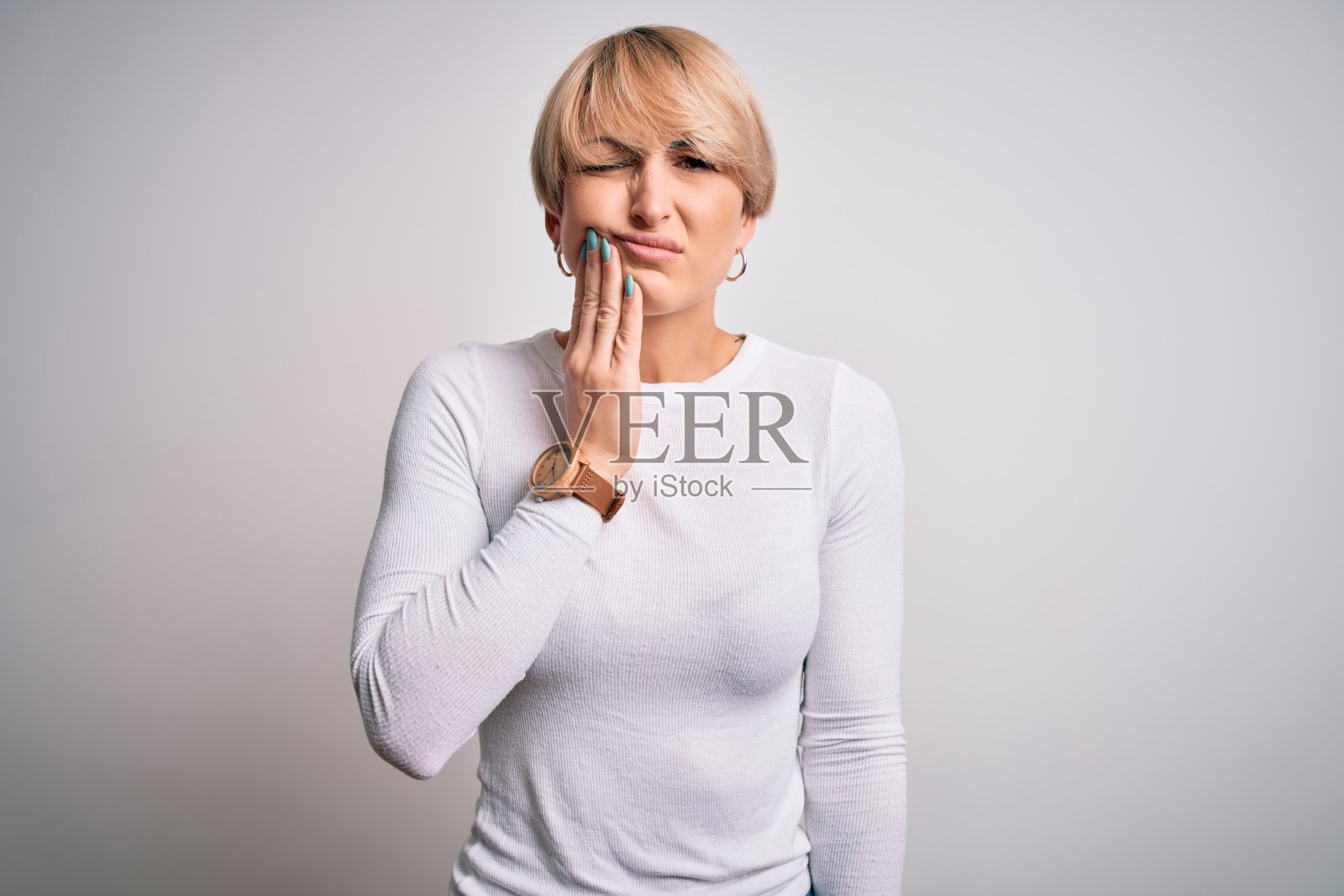 年轻美丽的金发女子与现代短发发型站在孤立的背景触摸嘴与手与痛苦的表情,因为牙痛或牙齿疾病的牙齿。牙医照片摄影图片