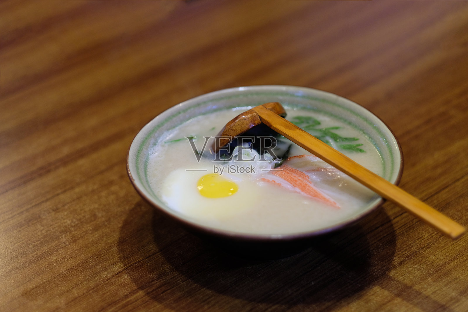 靠近木桌上的一碗日本拉面。照片摄影图片