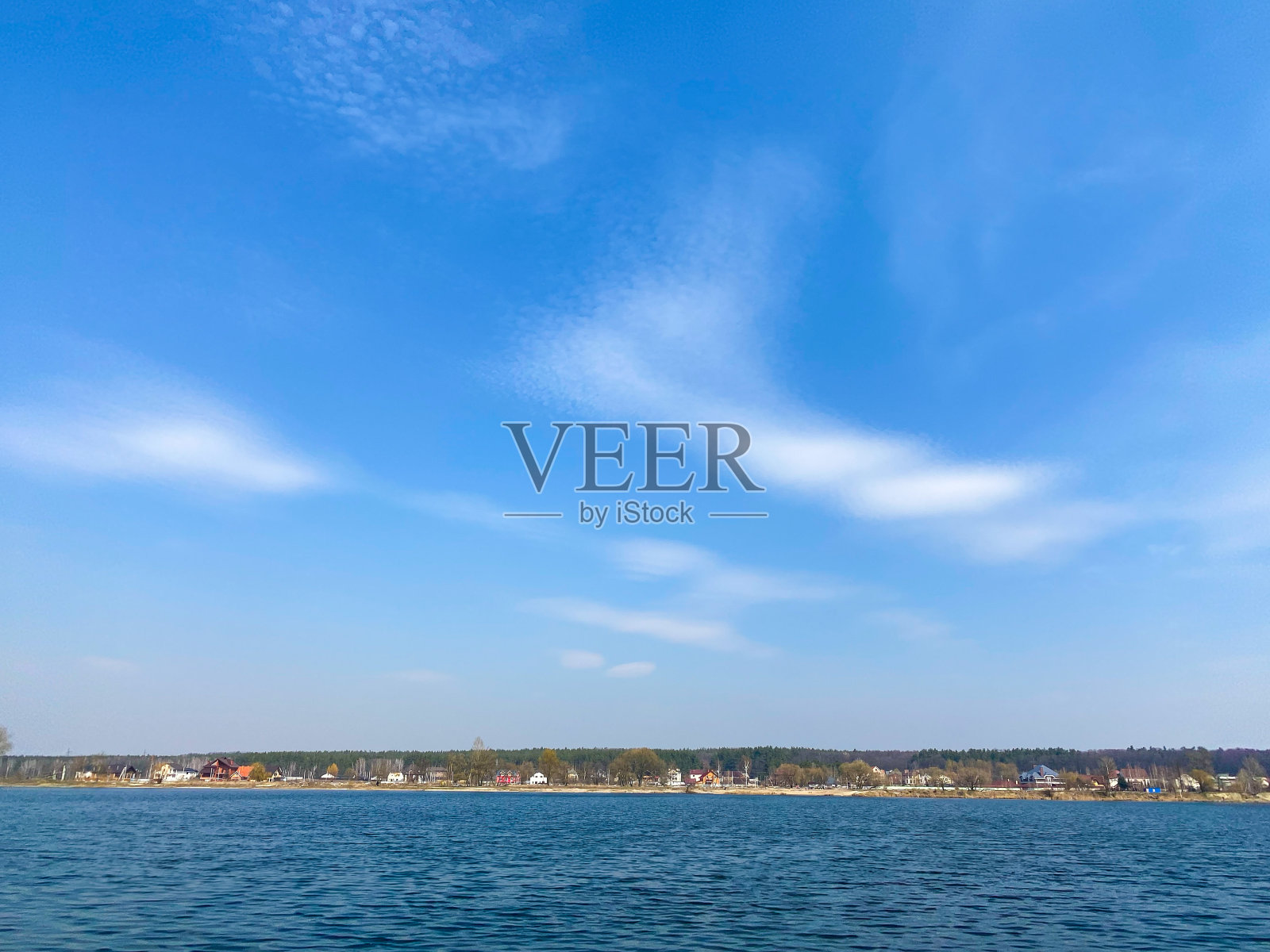 蓝色天空背景上的一个大湖泊的特写。照片摄影图片