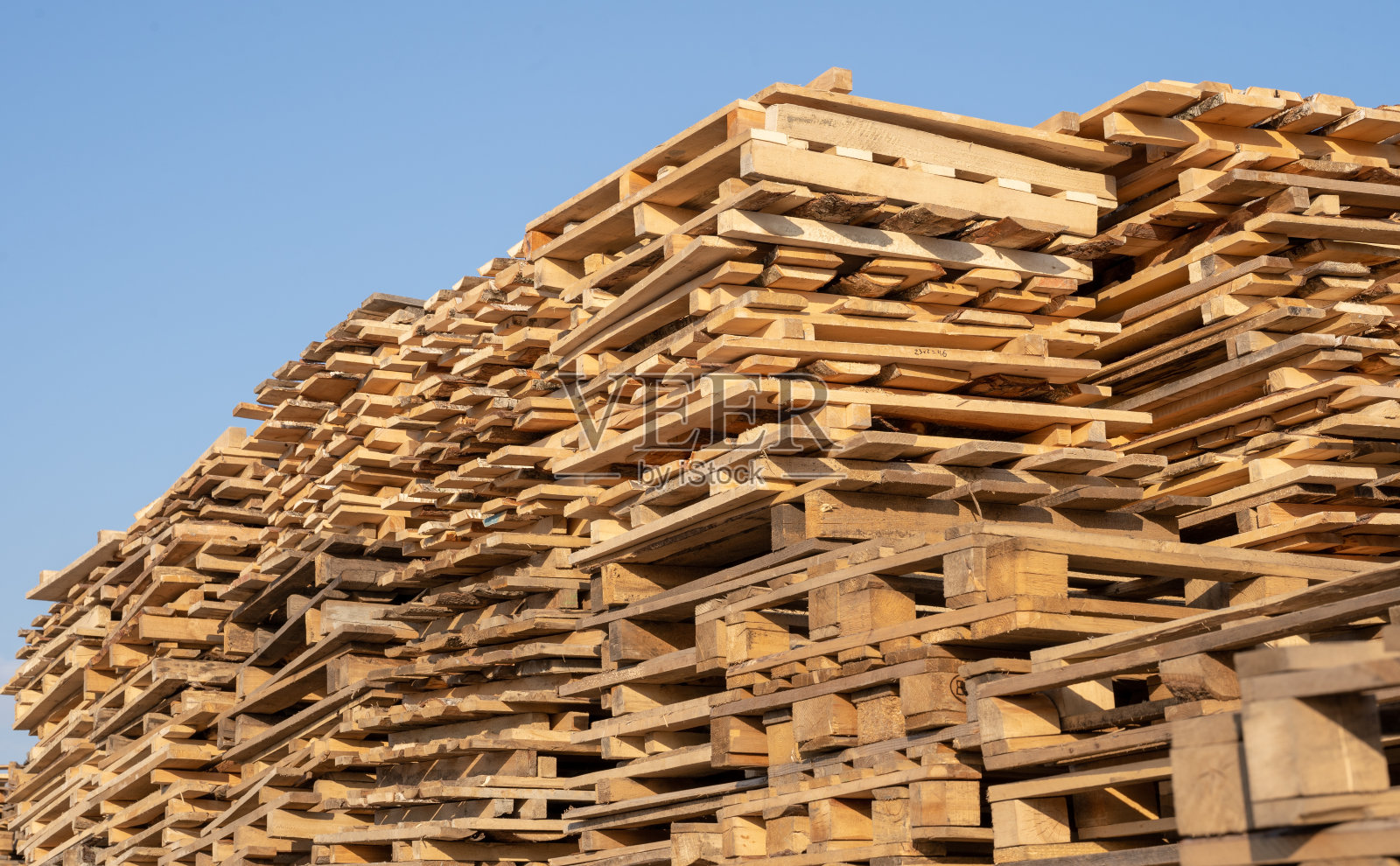 木制的欧元托盘转移货物给客户。在仓库中使用木质托盘堆叠。木托盘重叠照片摄影图片