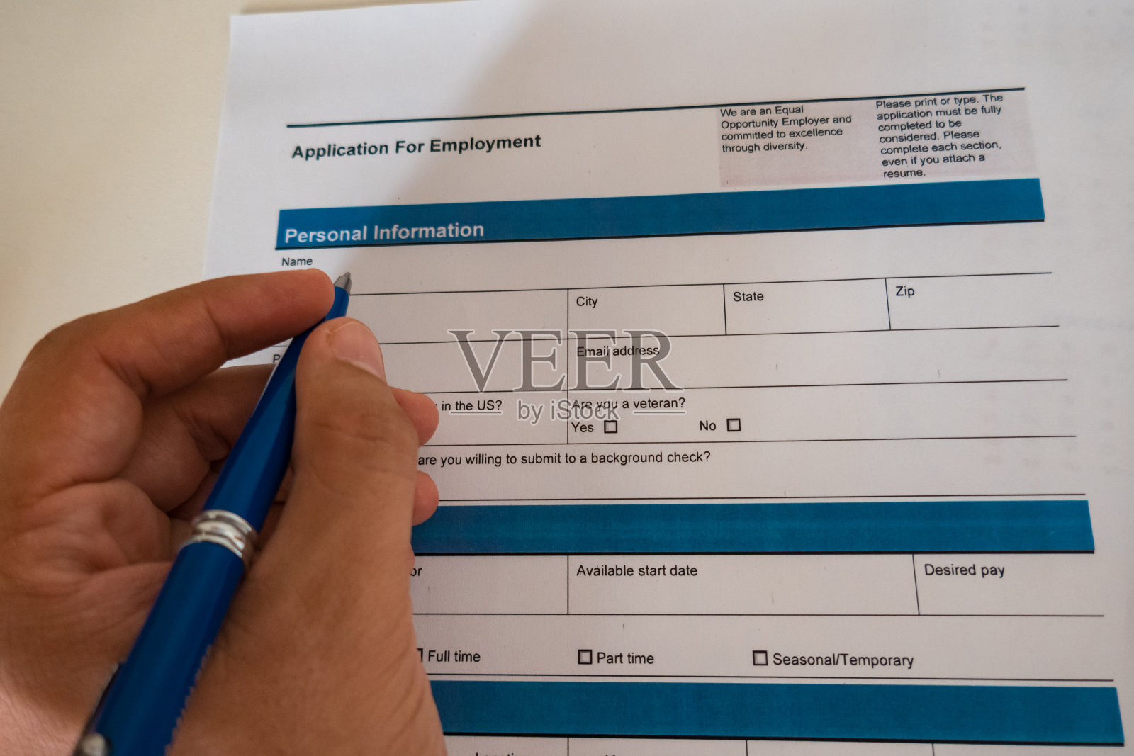 年轻人正在填写就业表格照片摄影图片