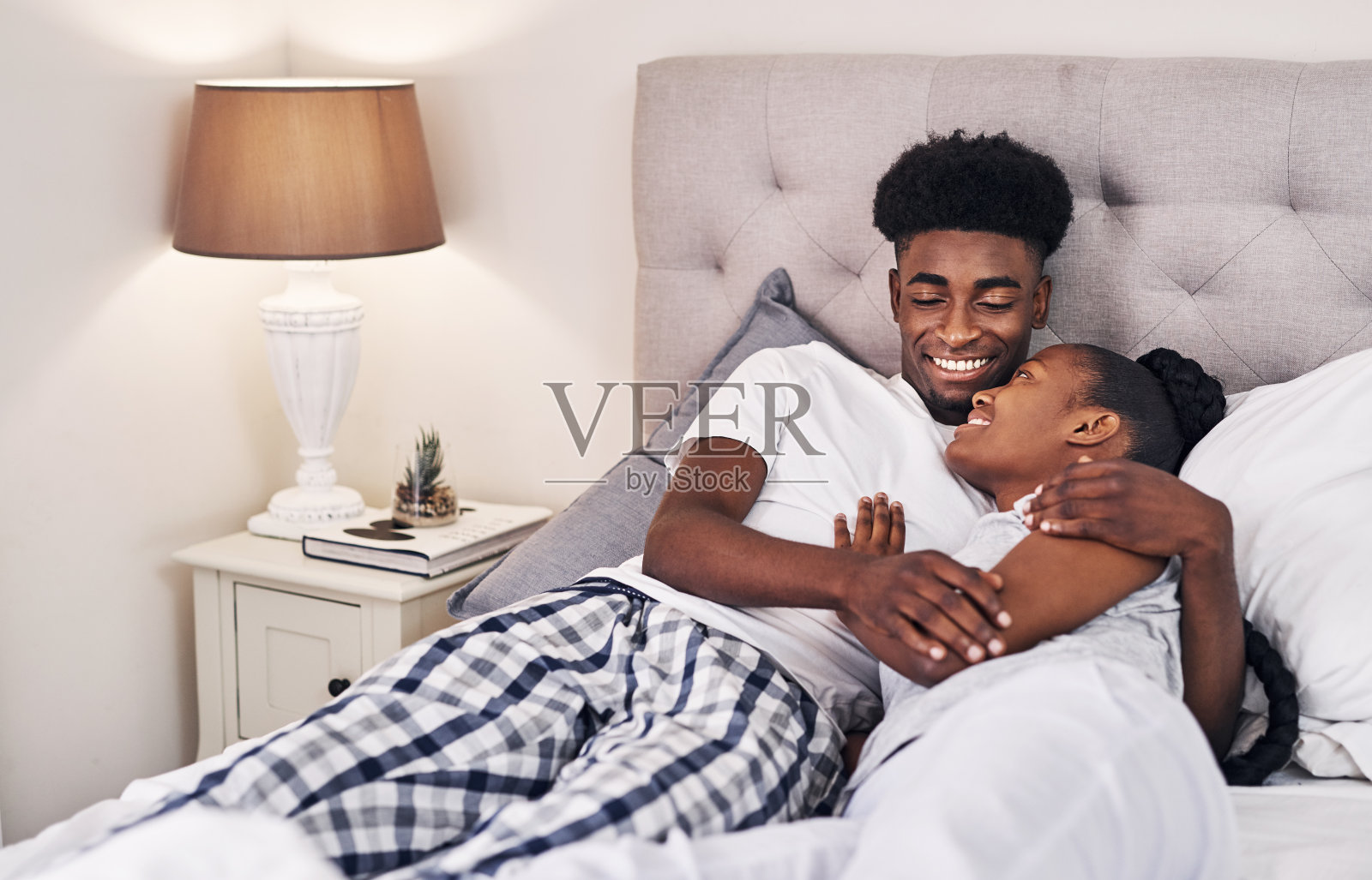 我们今天应该呆在家里吗?照片摄影图片