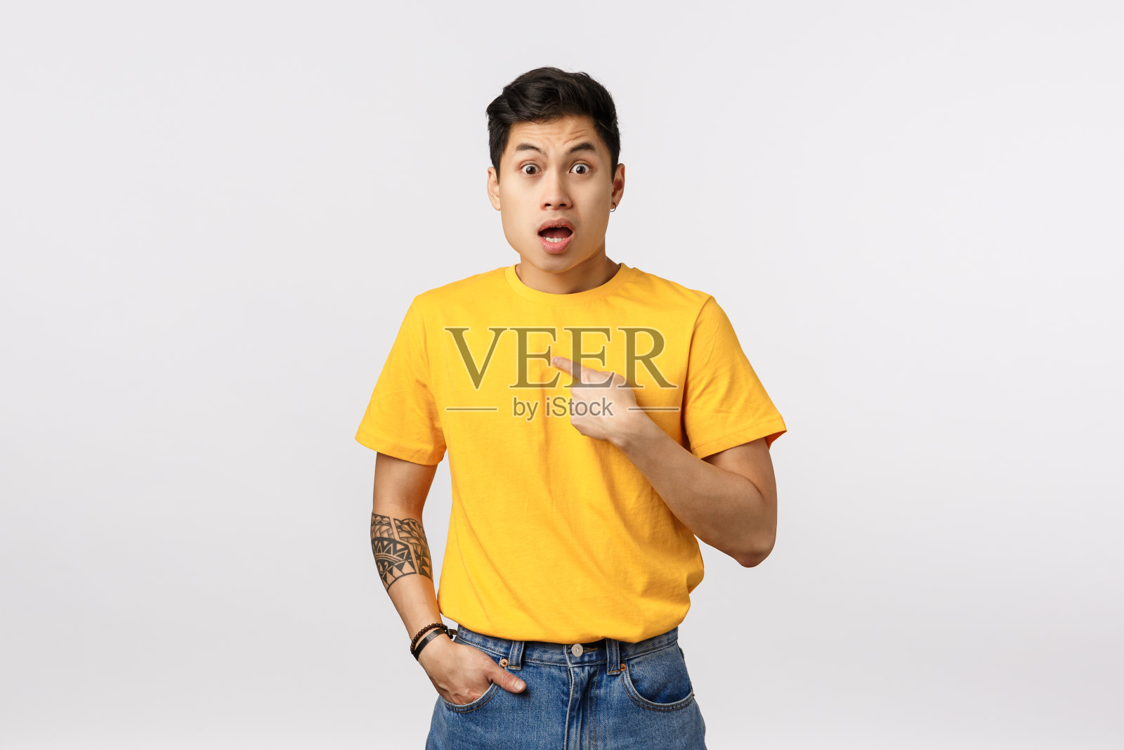 惊讶和惊恐的年轻亚洲男子被指责,感到震惊和无辜照片摄影图片