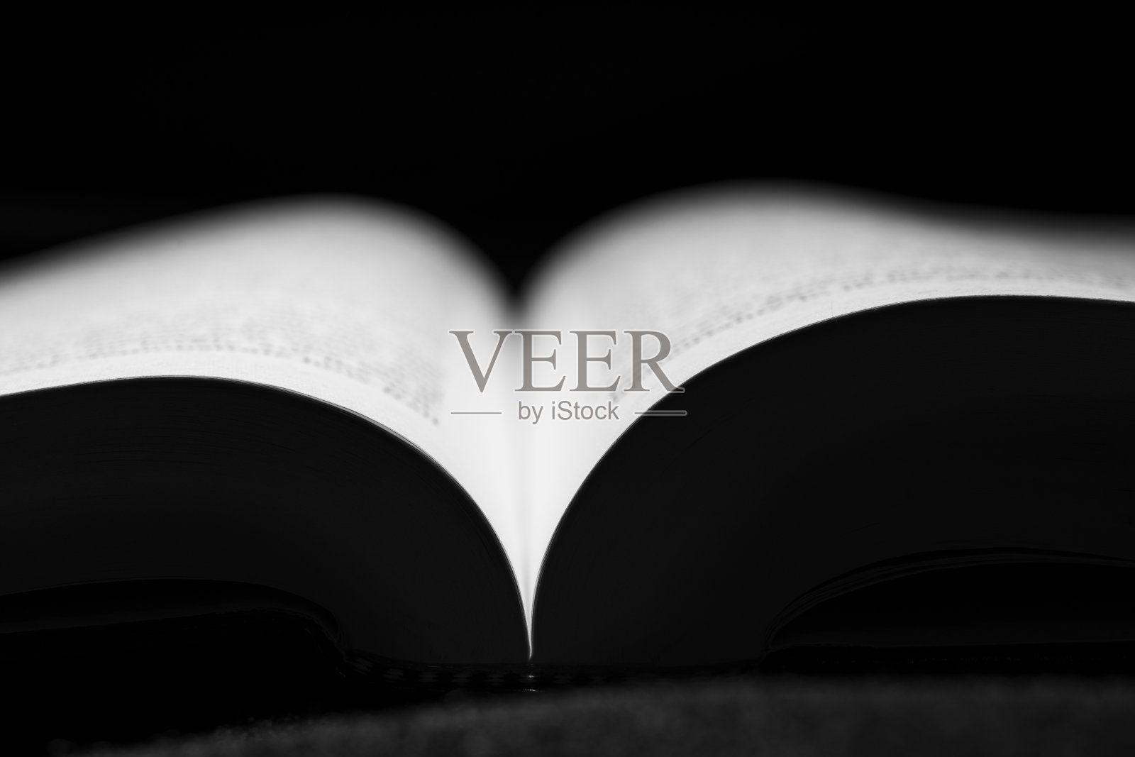 深色背景上的精装书照片摄影图片