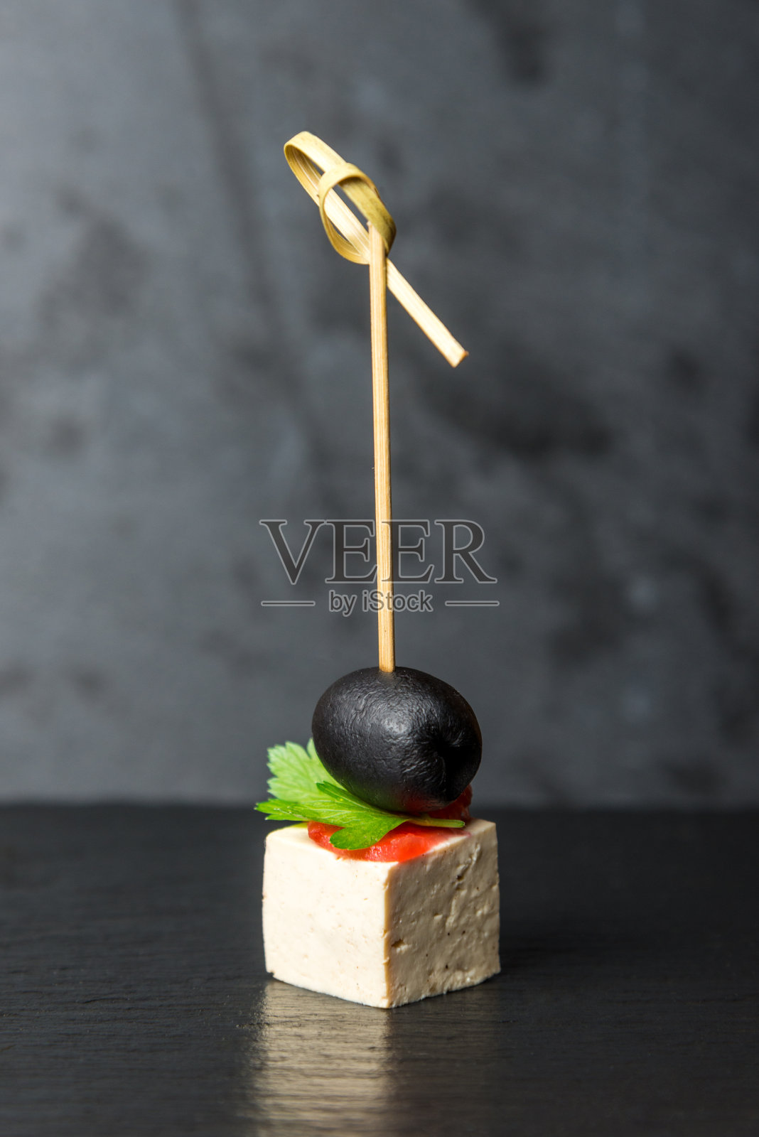 在灰色背景上的小串上美味的蔬菜点心。垂直框架照片摄影图片