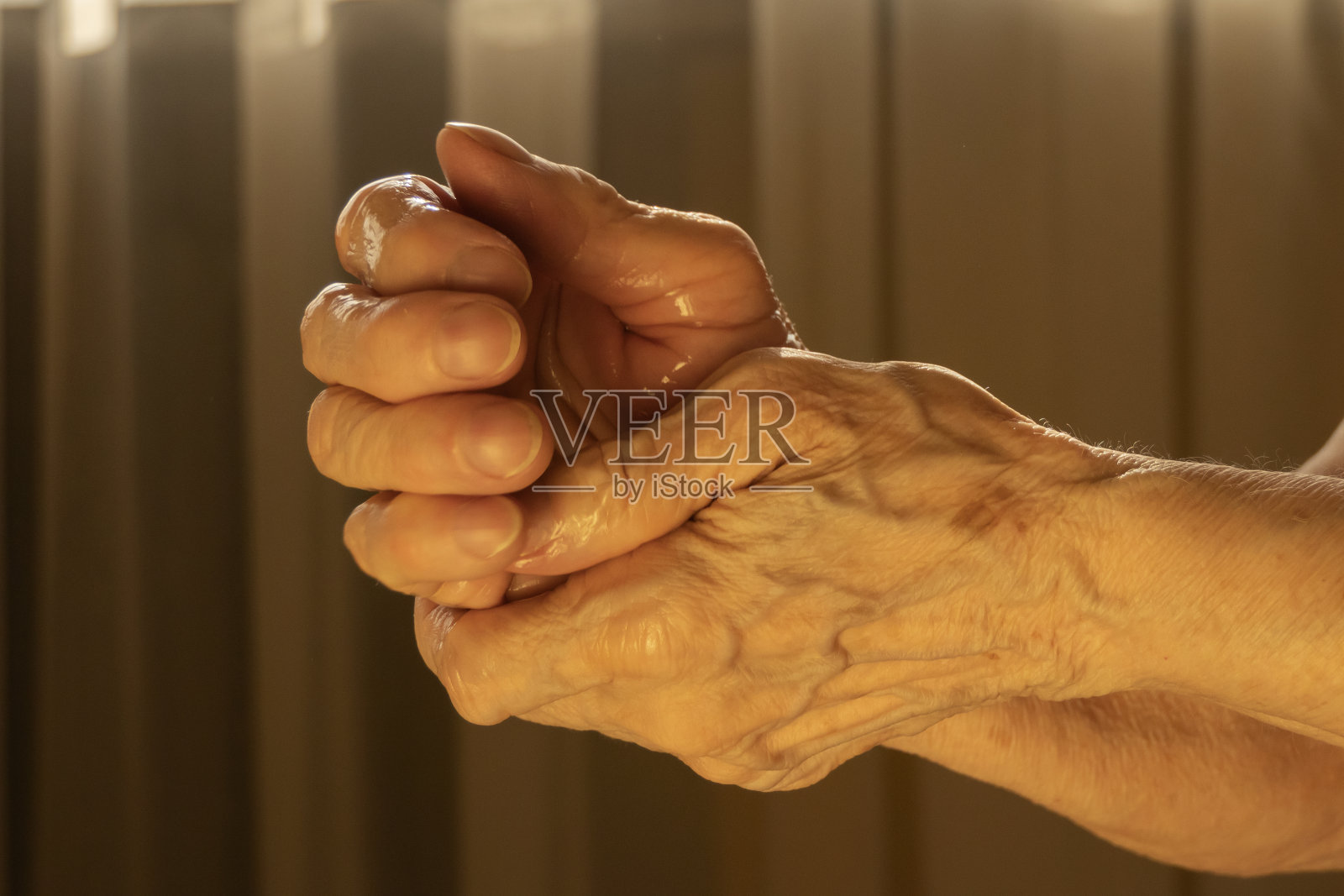 老年白人妇女使用酒精洗手液帮助预防冠状病毒covid-19照片摄影图片