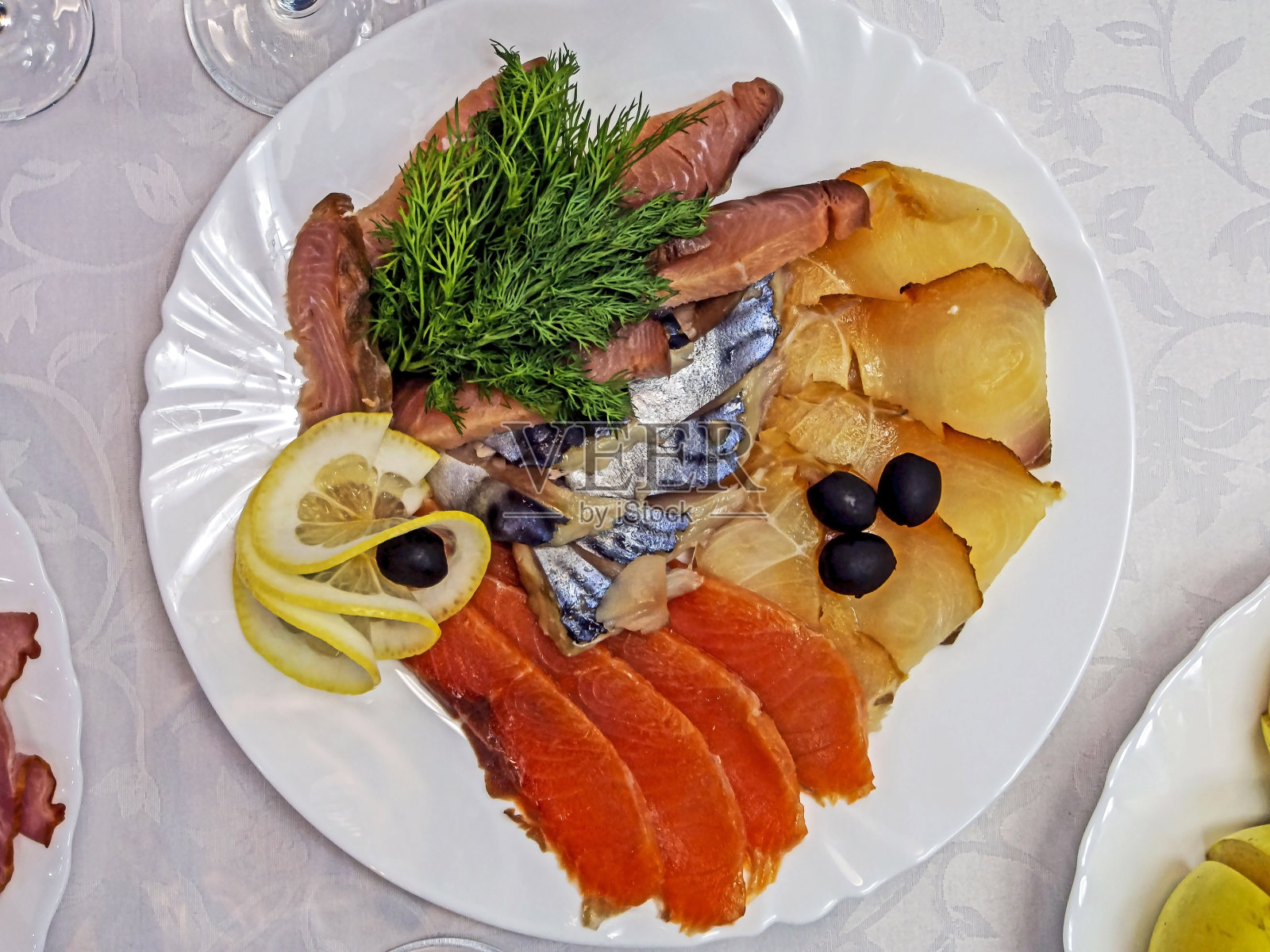 用香草切的什锦鱼照片摄影图片