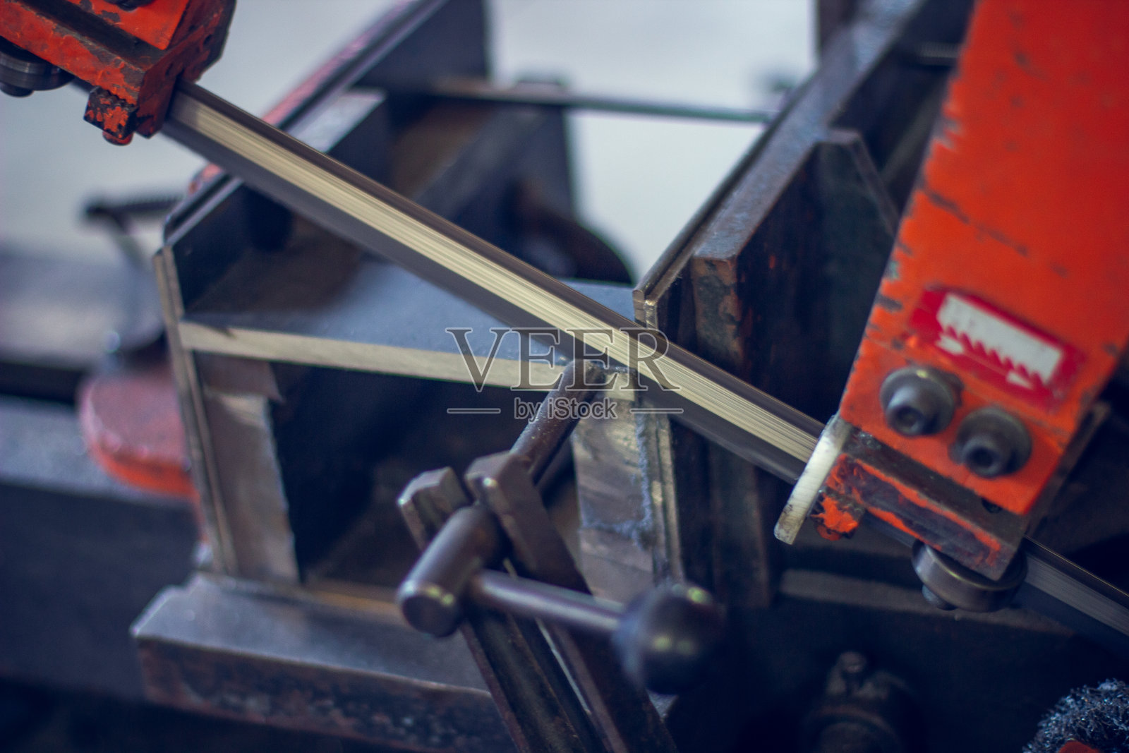 一台工业刀片公司内部的机器。照片摄影图片