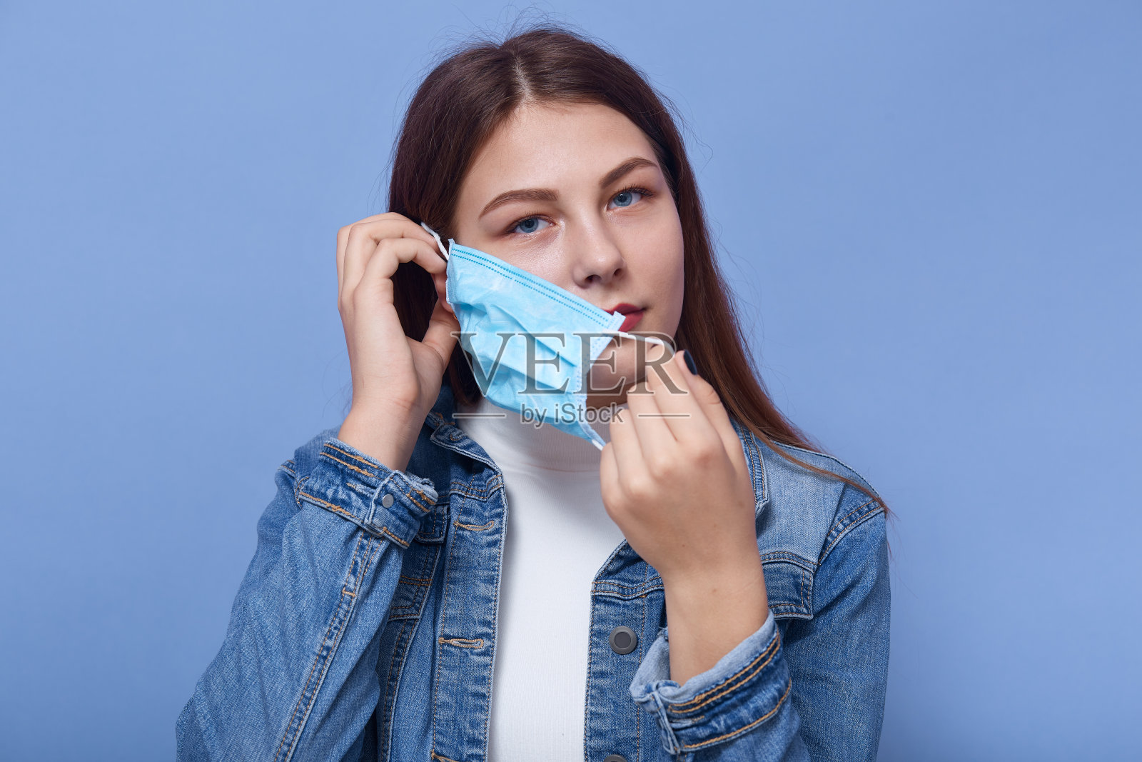 新冠概念:戴摘口罩的女人特写照片摄影图片