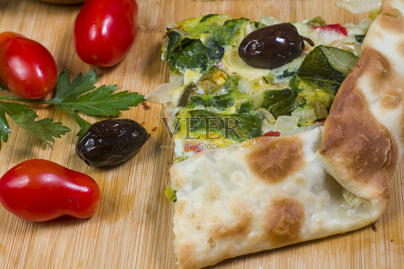 绿色南瓜馅饼。传统的阿根廷食品照片摄影图片