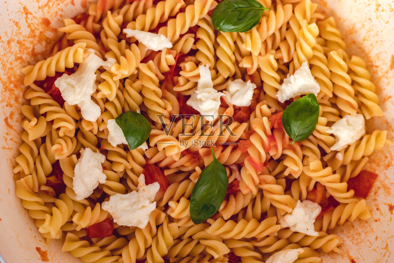 番茄酱意大利面配马苏里拉芝士,特写照片摄影图片