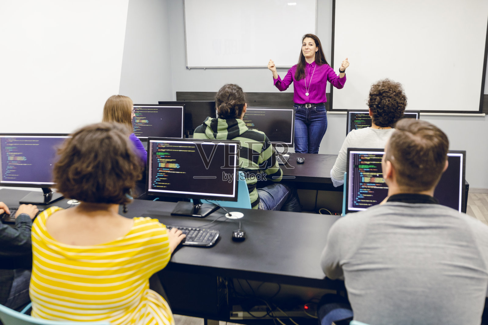 在编程学校里听讲的人们照片摄影图片