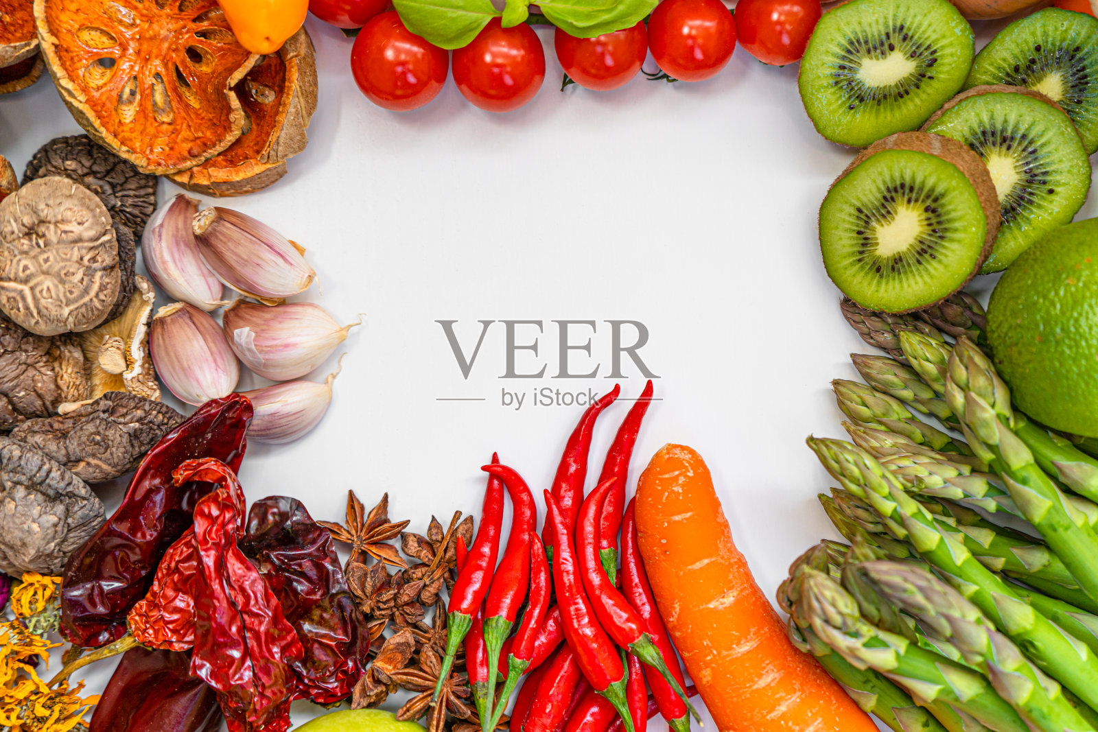 色彩缤纷的什锦蔬菜组合:西红柿,鸡蛋,大蒜,柠檬,沙拉,芒果,洋葱,生菜,卷心菜,洋葱,甜椒,摄影工作室。没有人。健康饮食的概念。有机和新鲜食品理念。在背景照片摄影图片