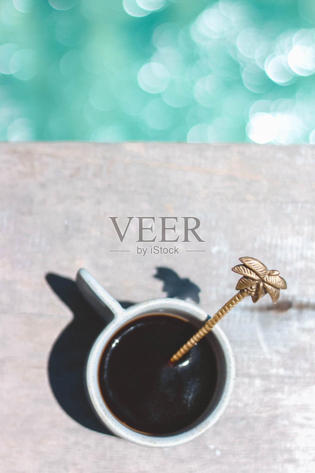 咖啡杯与美丽的勺子与热带背景照片摄影图片