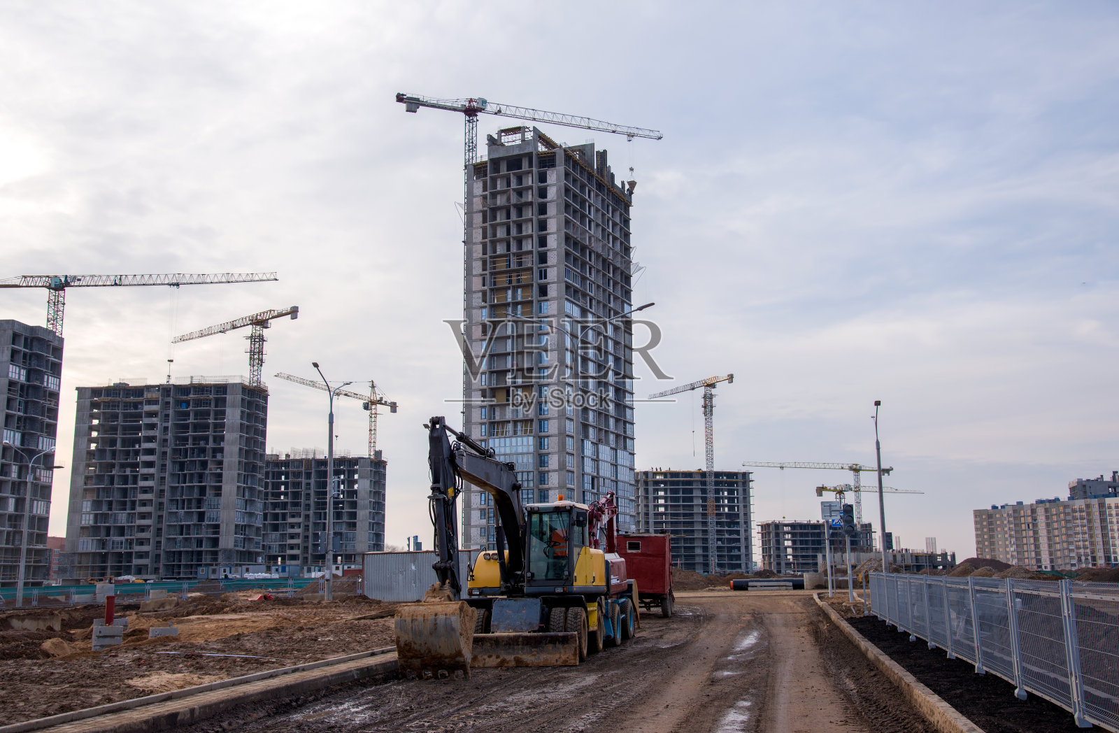 正在施工的建筑中的挖掘机照片摄影图片