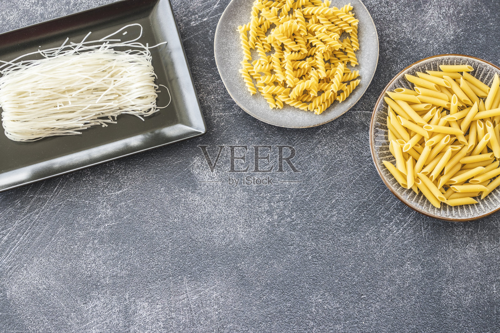 不同类型的生面食在盘子里照片摄影图片