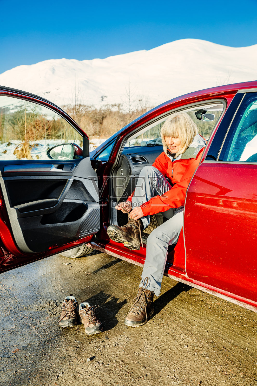 女人准备在苏格兰高地进行雪地徒步旅行照片摄影图片