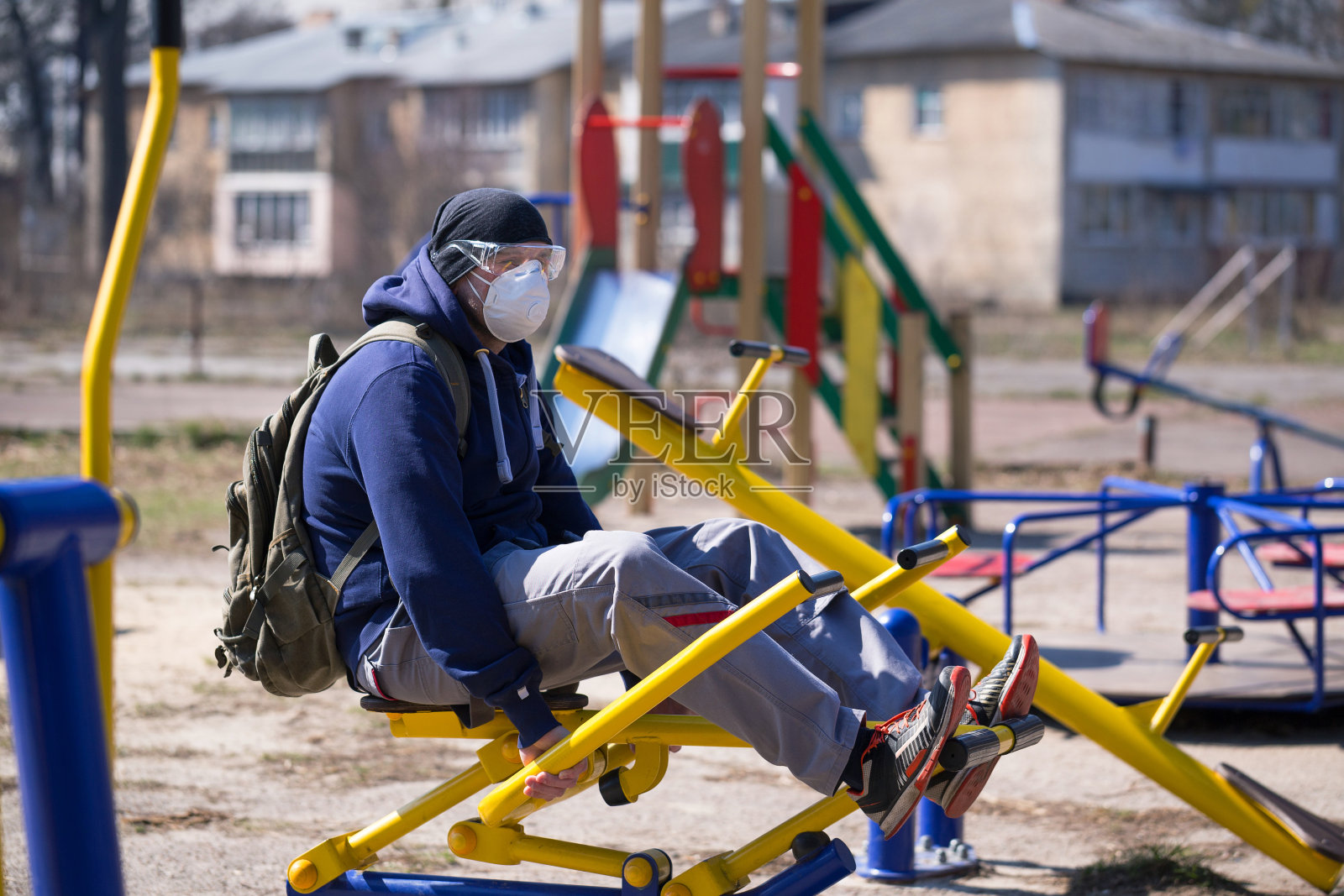 一名男子在隔离期间戴着口罩和眼镜照片摄影图片