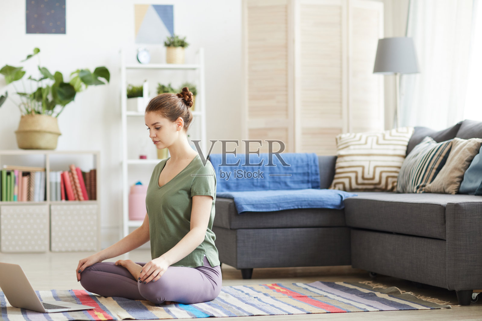 妇女在家培训照片摄影图片